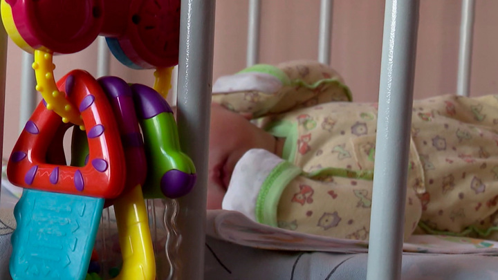 Подростки нашли на обочине трассы коробку с младенцем. Вести в 20:00