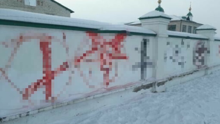 Вандалы-сатанисты изрисовали стены православного монастыря