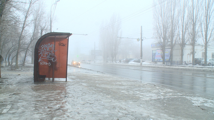 В Волгограде ледяной дождь сковал дороги и тротуары