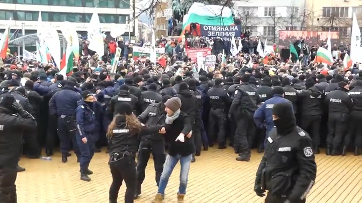 Противники ковид-сертификатов атаковали парламент в Софии. Новости на "России 24"