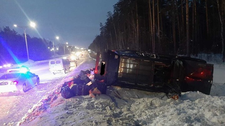 Водитель врезался в снежный вал и разбился насмерть в Новосибирске
