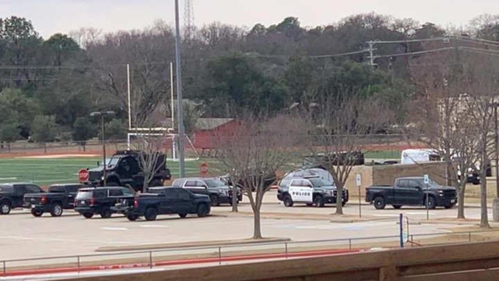 Террорист в синагоге Техаса объявил себя смертником. Новости на "России 24"