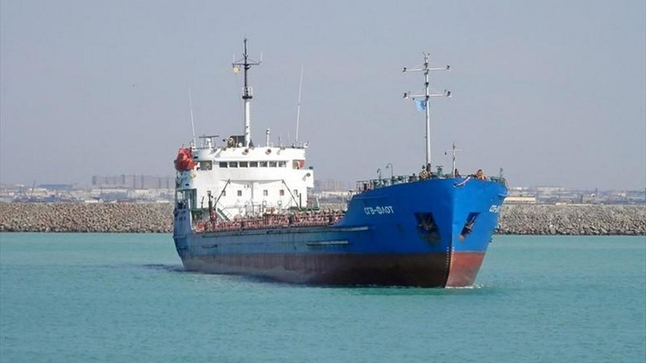 Российский танкер едва не выбросило на берег в порту Батуми
