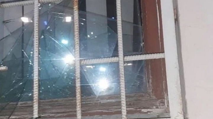 Фейерверк в Минводах вынес стекла дома и повредил автомобили