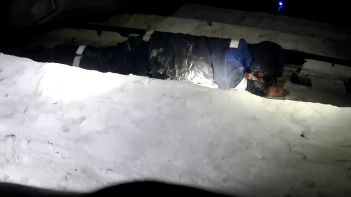 Уснувший на путях красноярец выжил под проехавшим над ним поездом