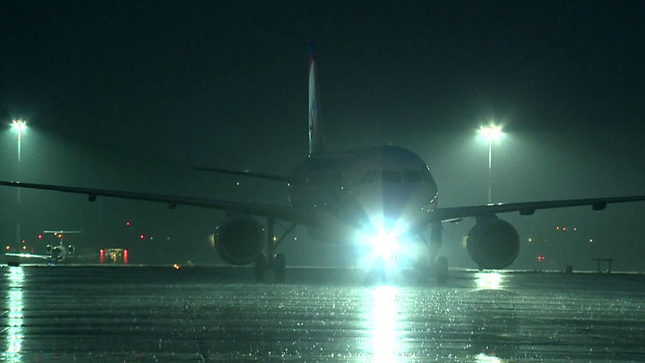При посадке в аэропорту Сочи в самолет попала молния