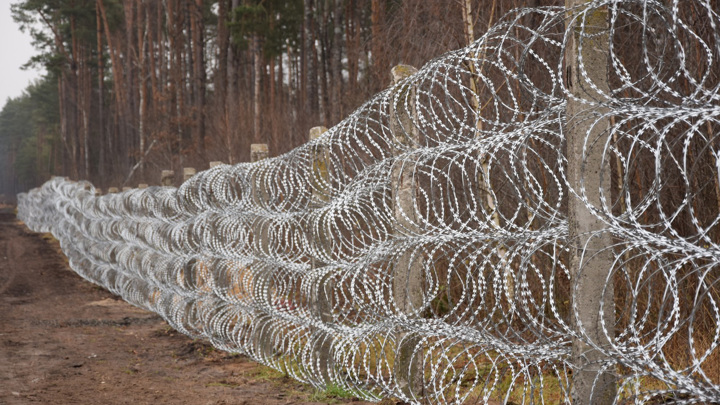 Украина строит забор из колючей проволоки на границе с Белоруссией