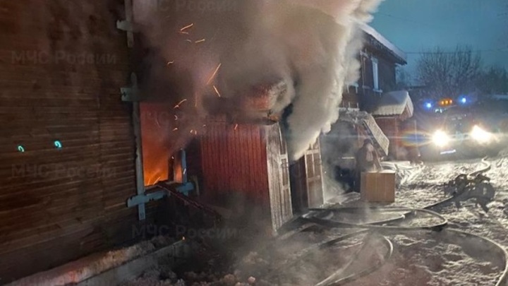 Двое пожарных не смогли выбраться из горящего дома в Иркутской области