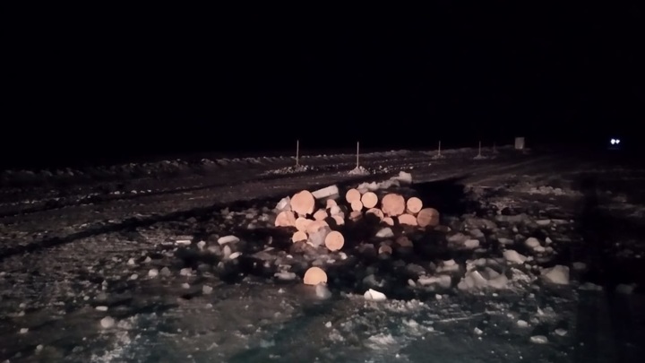 В Омской области под лед провалился грузовик