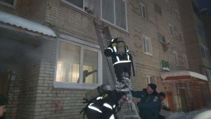 12 человек эвакуировали пожарные из горящего дома в Богородицке