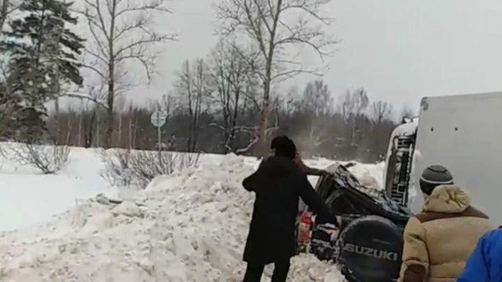 Фургон опрокинулся на машину с людьми во Владимирской области