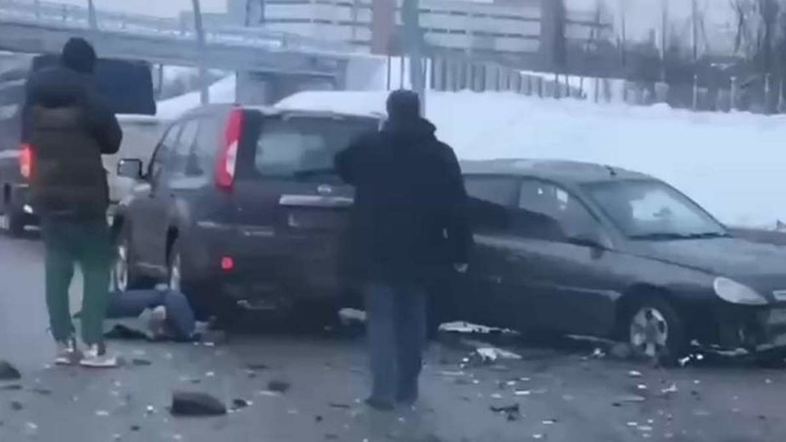 Осматривавшего машину водителя насмерть сбили на северо-востоке Москвы