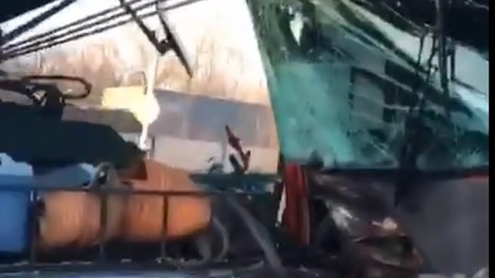 Автокран протаранил пассажирский автобус в Хабаровске