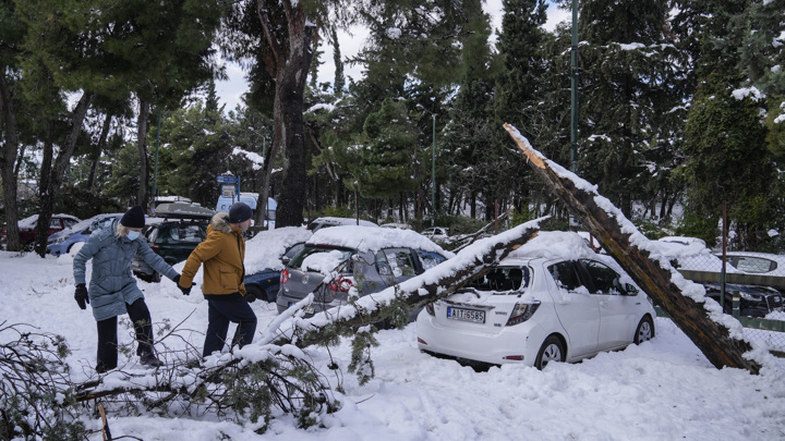 В Греции выплатят по 2000 евро водителям, застрявшим в пути из-за снегопада