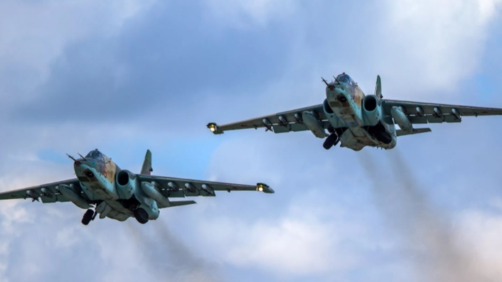 Над Омском увидели военные самолеты