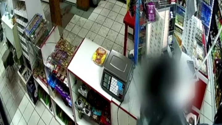 Продавщица в Канске отбилась пакетами от грабителя с дверной ручкой