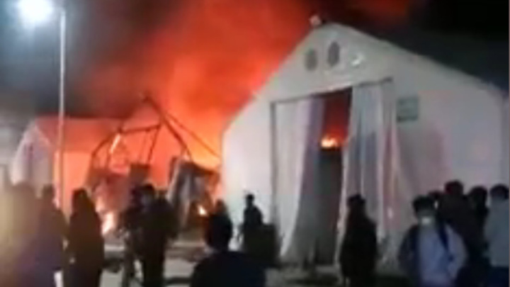 В лагере беженцев на греческом острове Лесбос произошел пожар
