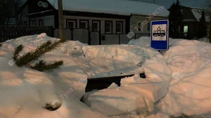 В Туле под тяжестью снега рухнул остановочный павильон