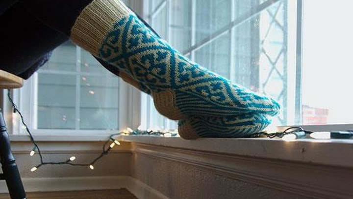 Плюсы спать в носках. К чему снится вязаные носки. К чему снятся носки женщине. Полезно ли спать в носках. Носки во сне для женщины.