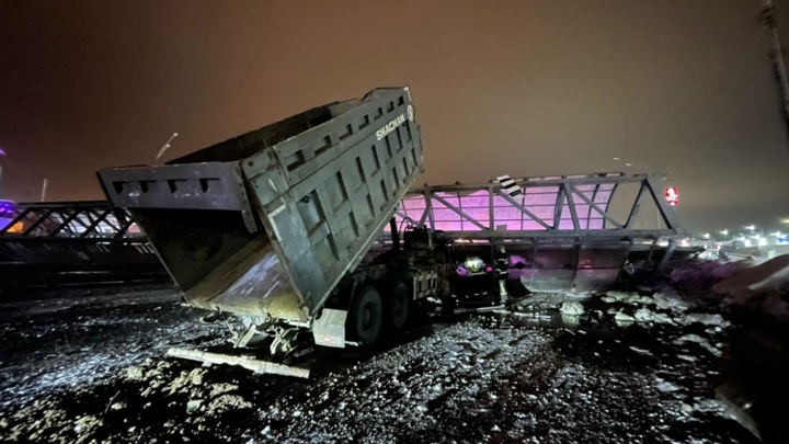 В Балашихе грузовик обрушил пешеходный мост