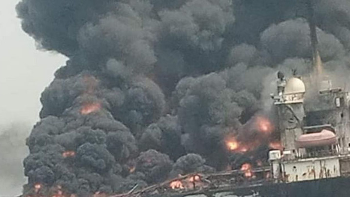 Трое человек с взорвавшегося в Нигерии нефтяного танкера найдены живыми