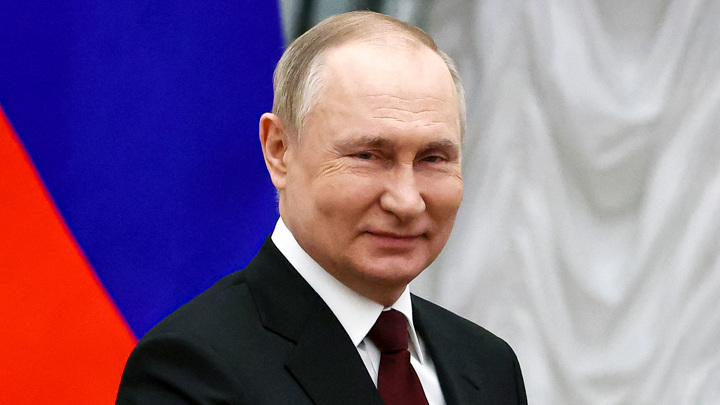 Путин троллит Запад, считает Politico