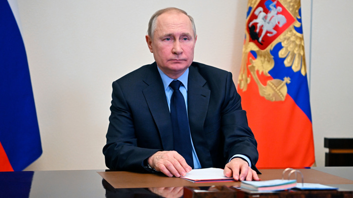 Путин: надо подумать об улучшении системы оплаты труда медиков