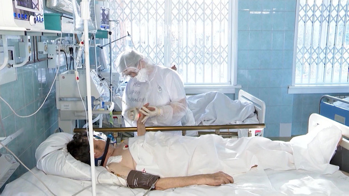 Число госпитализаций с коронавирусом в России снижается. Новости на "России 24"