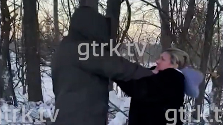 Драка между ритуальщиками на кладбище в Уфе попала на видео. Новости на "России 24"