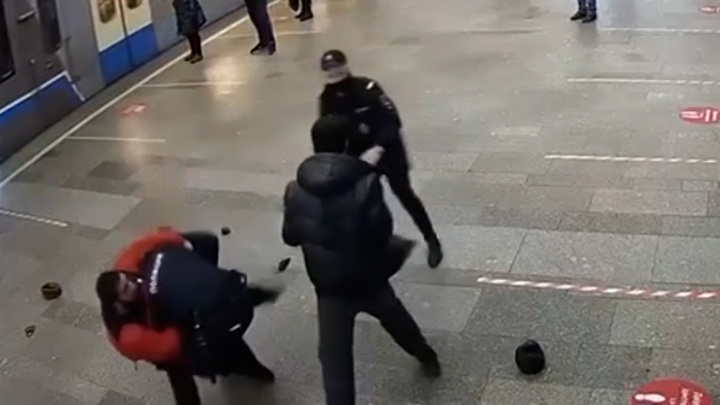 Случаются нападения на. Драка с полицейскими в метро 31.07.2022.