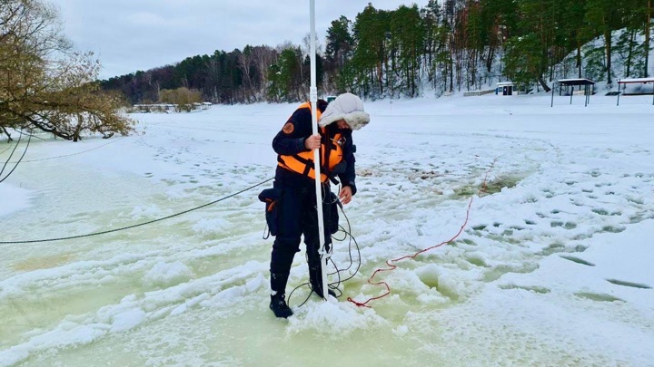 провалился под лед мчс. падает поисковая видимость вб. видео поднятия квадрацикла экс юстиции ялунина. найден труп в реке москва. ялунина нашли.