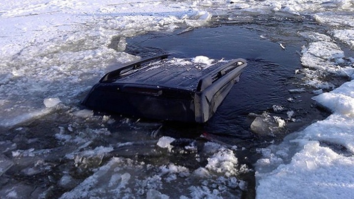 Подростки на кроссовере провалились под лед Москвы-реки