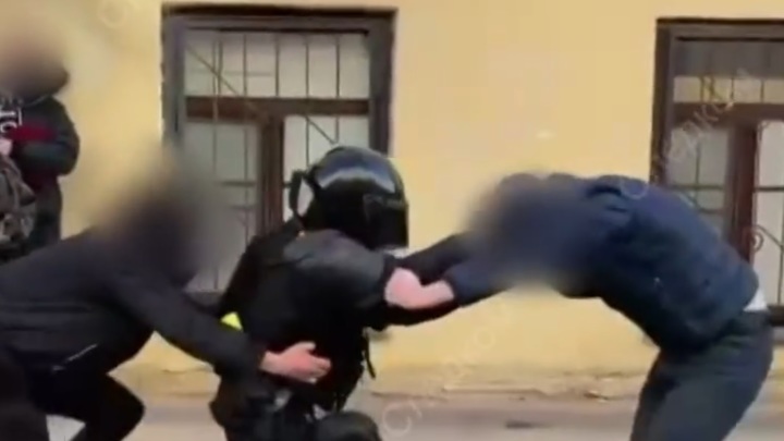 После нападения на силовиков в ходе акции в Петербурге заведены дела