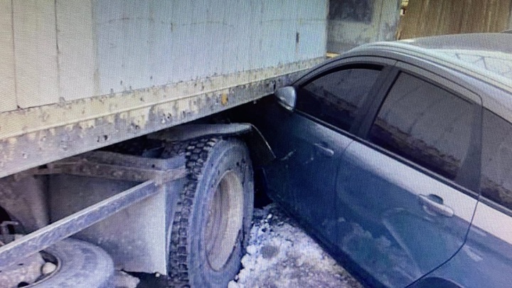 В Челябинской области фура сорвалась с буксира и протаранила машину