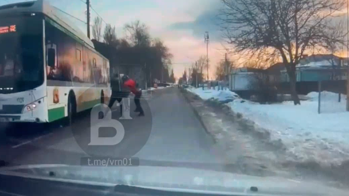 Драка пассажира и водителя автобуса в Воронеже попала на видео