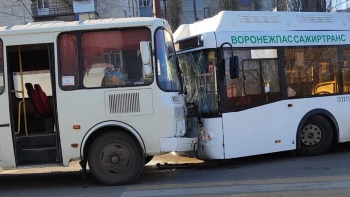 Лобовое столкновение автобусов в Воронеже попало на видео