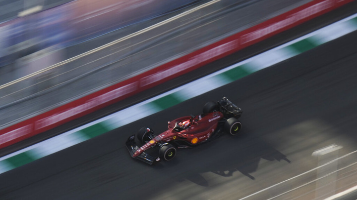 Леклер выиграл первую практику Гран-при Саудовской Аравии