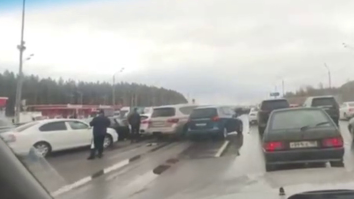 Не менее 16 машин столкнулись на Новорижском шоссе в Подмосковье