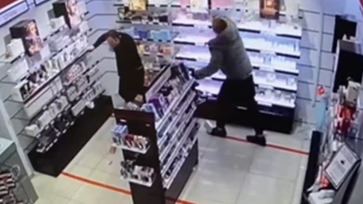 Москвич устроил погром в парфюмерном магазине после драки с охранником