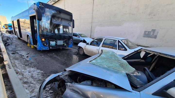 "Лада" протаранила автобус на юге Москвы