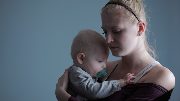 Симптомы послеродовой депрессии сохраняются несколько недель после родов и могут крайне негативно сказаться на благополучии женщины и ребёнка.