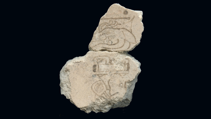 На верхнем фрагменте росписи — чёткое изображение даты "7 Олень", а содержание нижнего фрагмента ещё неизвестно.