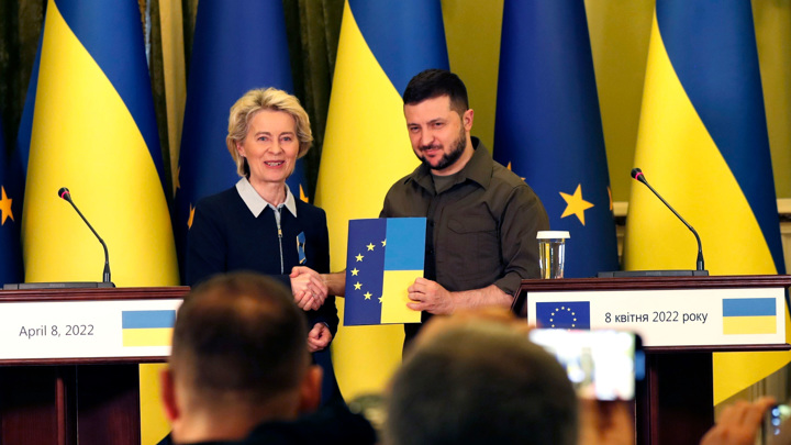 Глава ЕК призывает страны ЕС быстрее доставлять вооружение на Украину