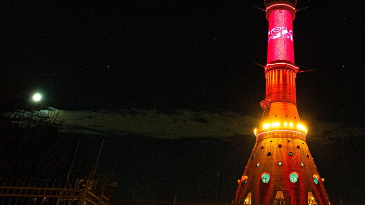 Останкинская башня окрасилась в красно-белые цвета в честь "Спартака"