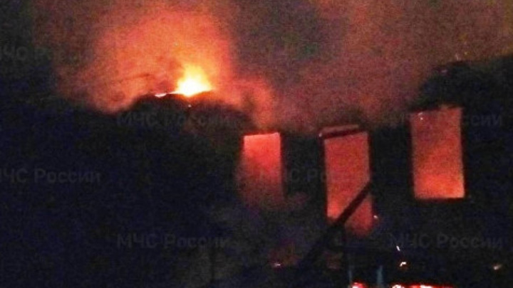 В калужской деревне огонь полностью уничтожил трехквартирный дом