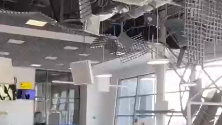 Обрушившийся потолок в здании аэропорта Владивостока сняли на видео
