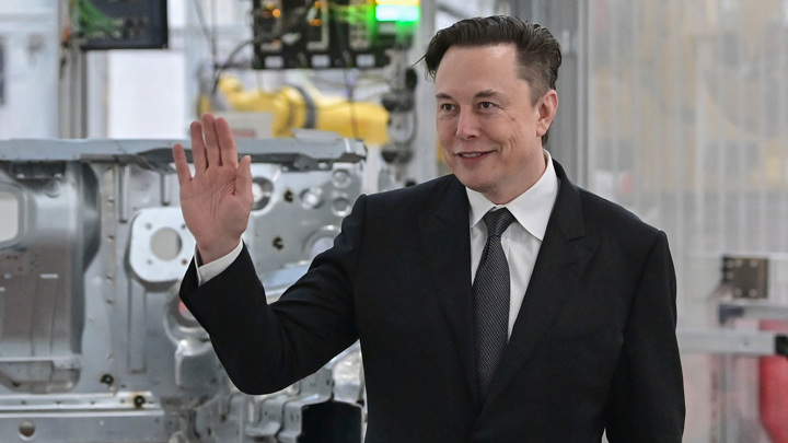 Илон Маск пригрозил менеджерам Tesla увольнением из-за удаленки