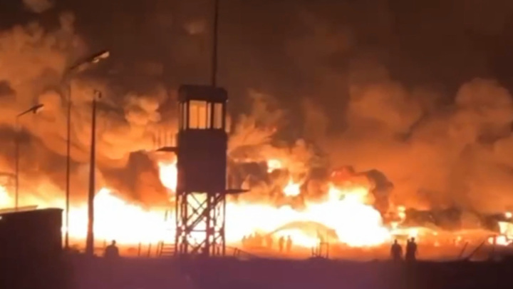 В Азербайджане не могут остановить крупный пожар на маслобойном заводе