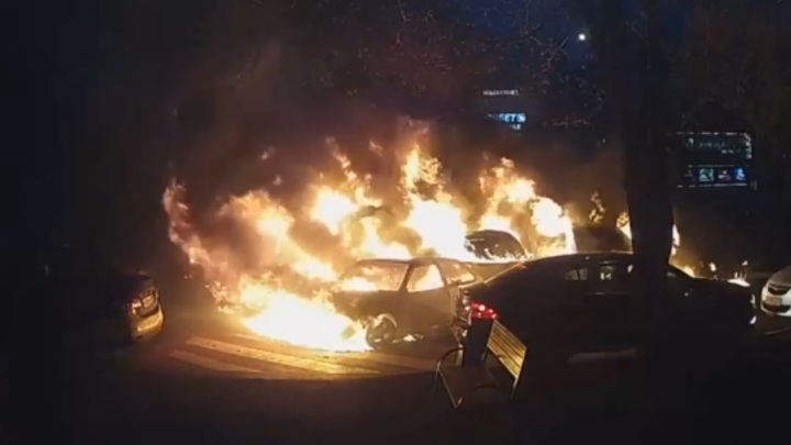 В Москве арестовали мужчину, который сжег девять машин, сливая бензин