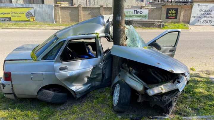 В Воронеже машина врезалась в дерево